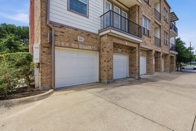 View of garage - 1020 Texas St