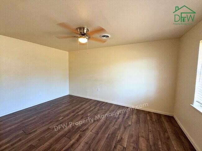 Building Photo - Charming 3-Bedroom Haven in Euless - Stainless Appliances, Large Fenced Yard