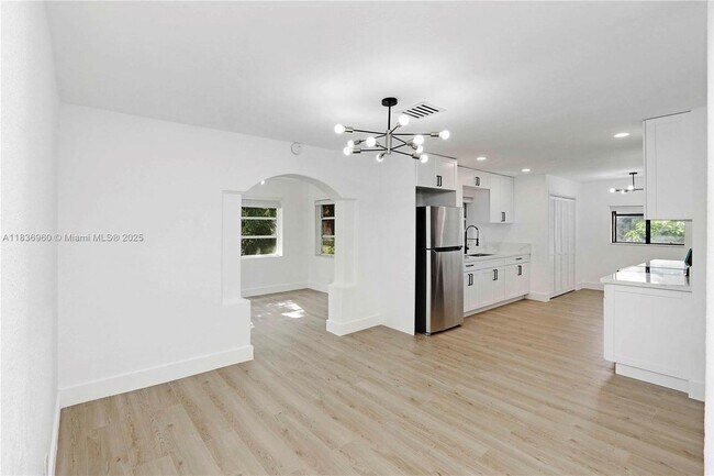 Building Photo - 610 NW 38th Ct