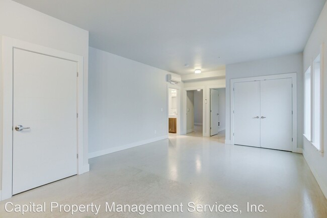 Building Photo - 909 NE Oneonta St