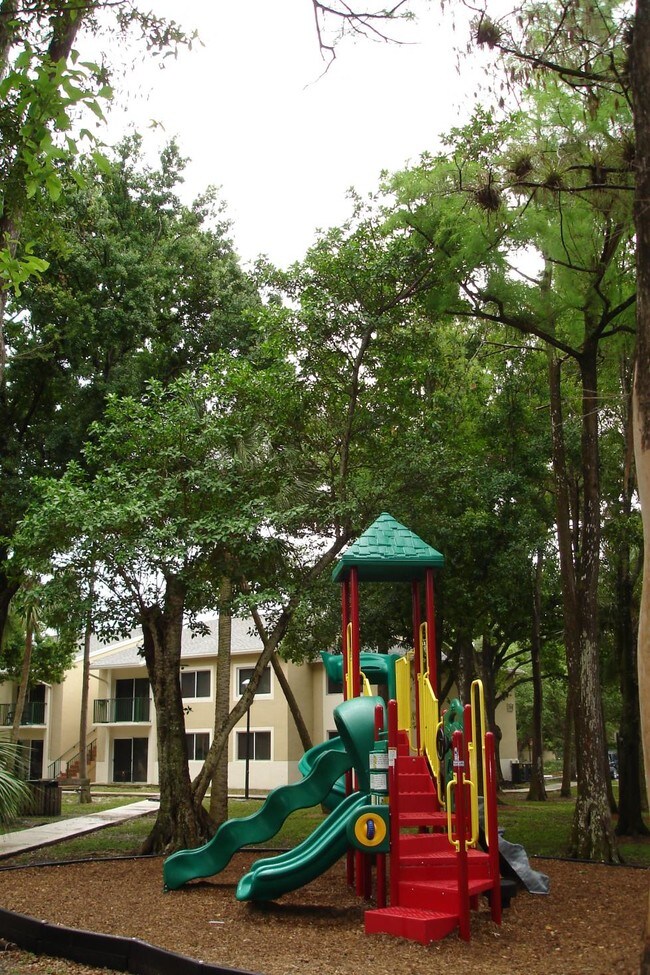 Woodsdale Oaks Apartments in Lauderdale Lakes, FL