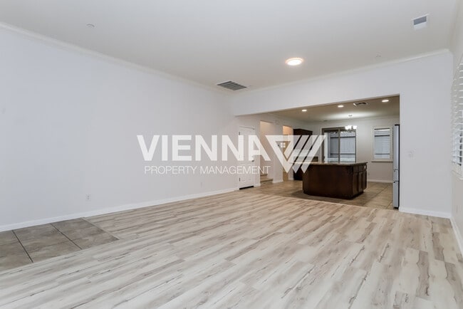 Building Photo - Beautiful Roseville Home rent ready!