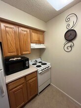 Building Photo - 555 Highland Dr