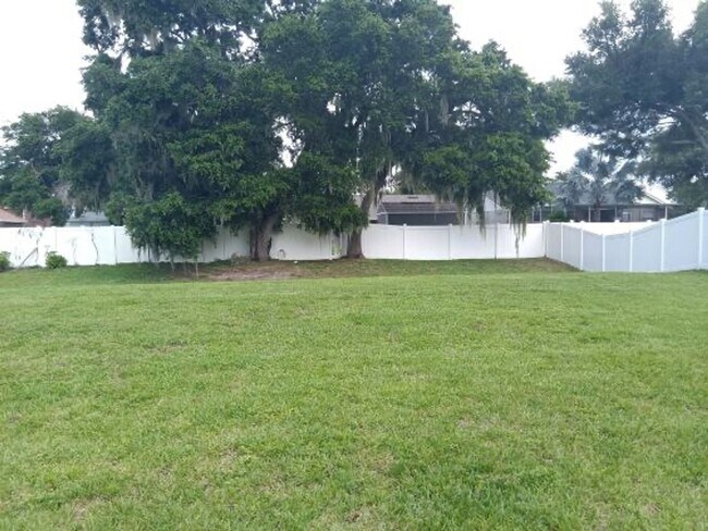 Building Photo - Spacious 4-Bedroom 2 Bathroom Apartment fo...