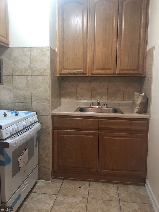 Foto del edificio - 2 br, 1 bath  - 233 Jamaica Ave