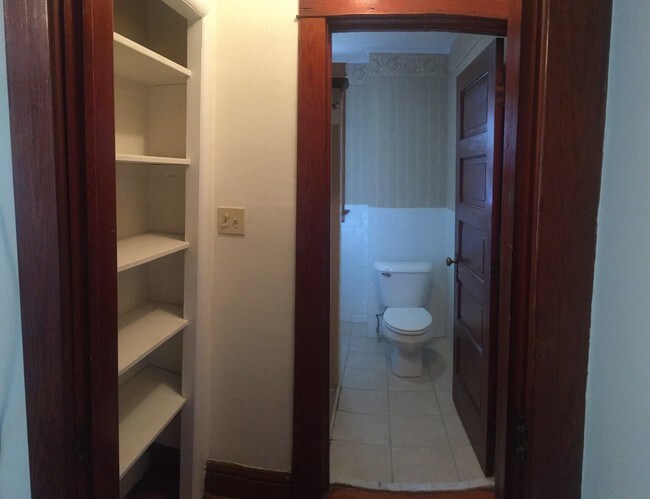 Estanterías junto al baño - 216 South St