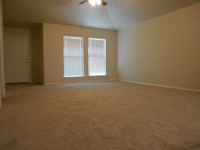 Foto del edificio - 6 or 12 month lease! Half off first full m...