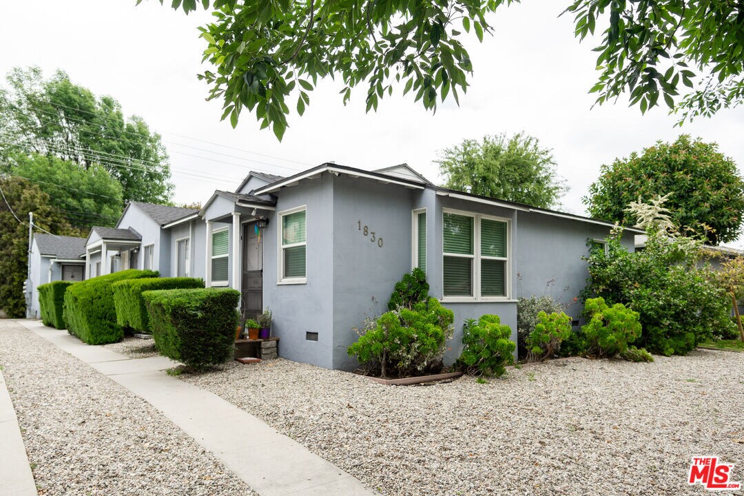 Primary Photo - 1830 N Hollywood Way