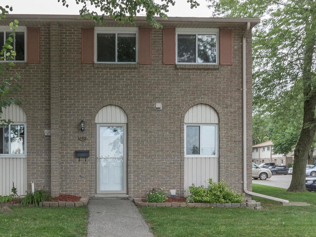 Building Photo - CORNER 3BD TOWNHOME ON SOUTHDALE RD W