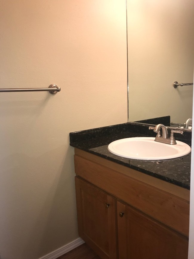 Building Photo - 2536 Siskiyou Blvd