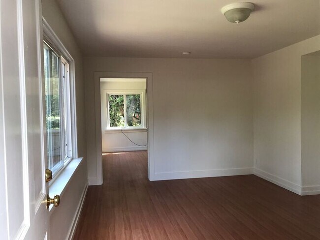 Building Photo - 19 Locke Ln