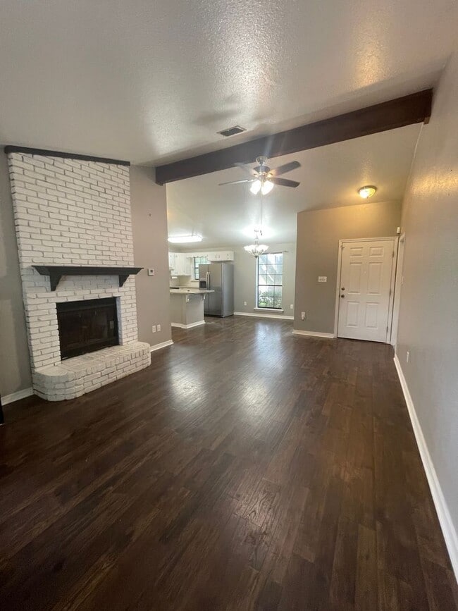 Building Photo - Golden Meadows - 3BD/2BA