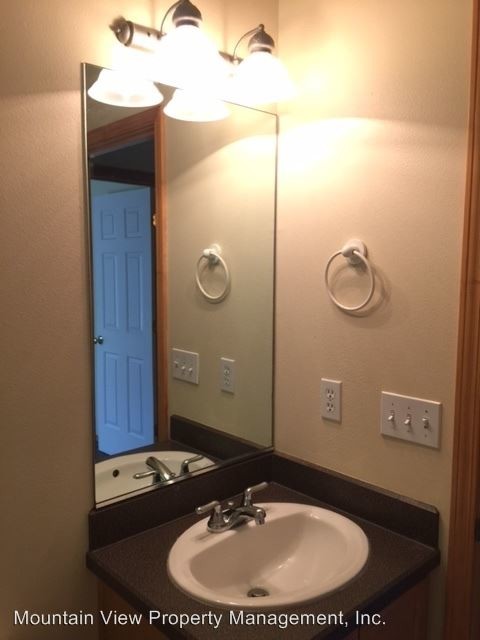 Foto del edificio - 1413 NE Lucinda Ct