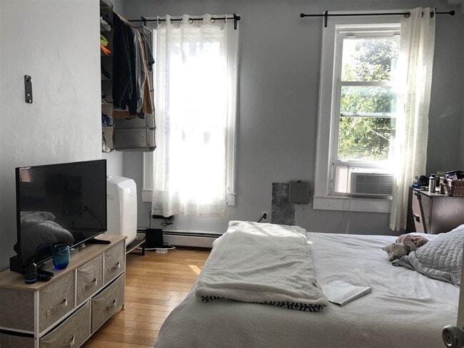 Building Photo - 466 Monmouth St
