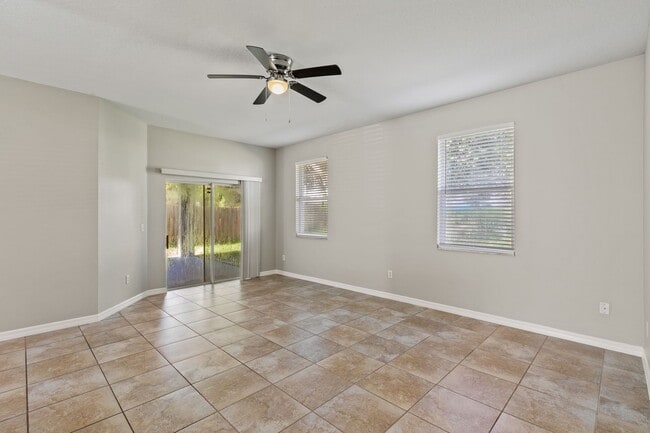 Building Photo - Leesburg 3 Bed, 2 Bath Single Family Home