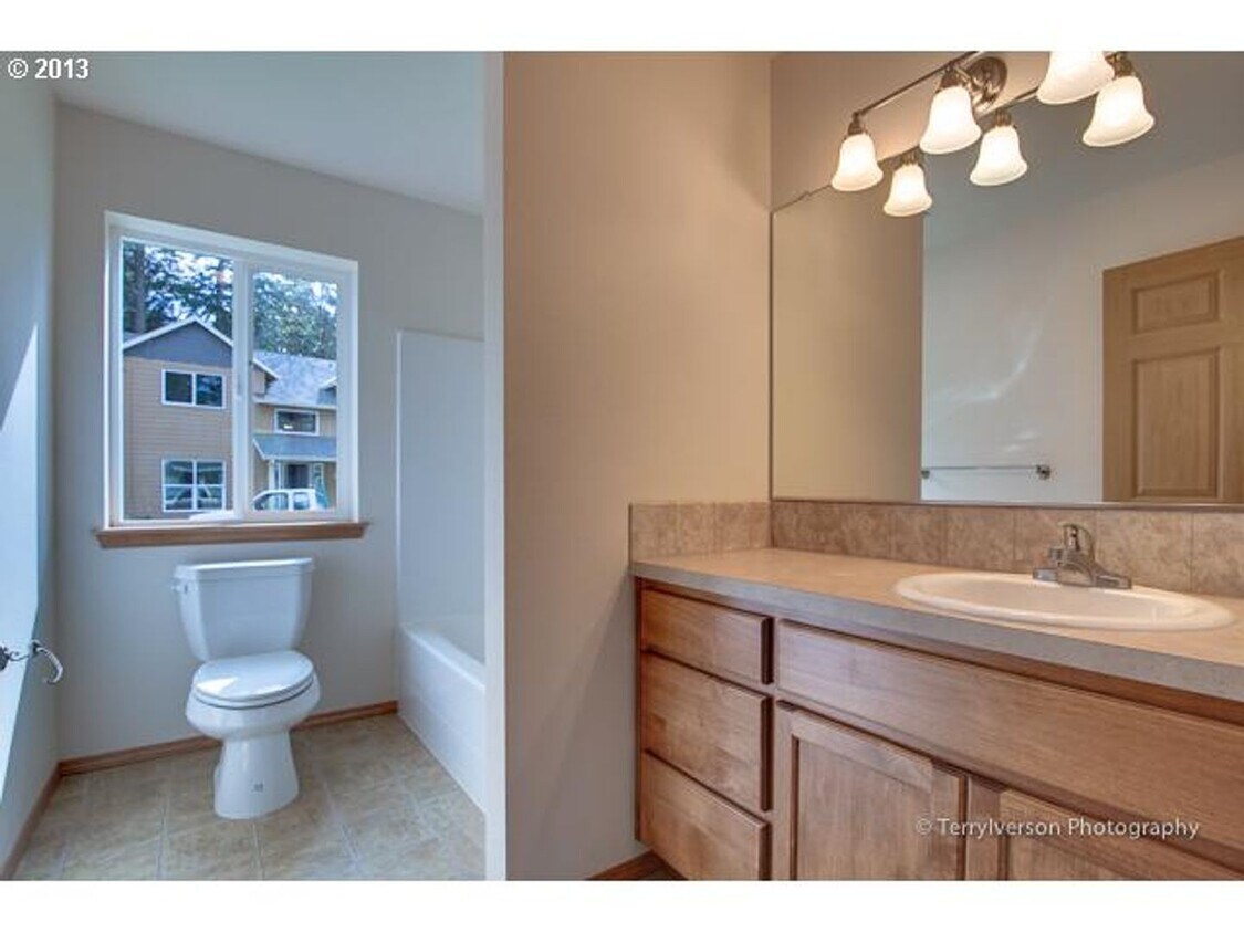 Foto del edificio - Great location with Huge yard