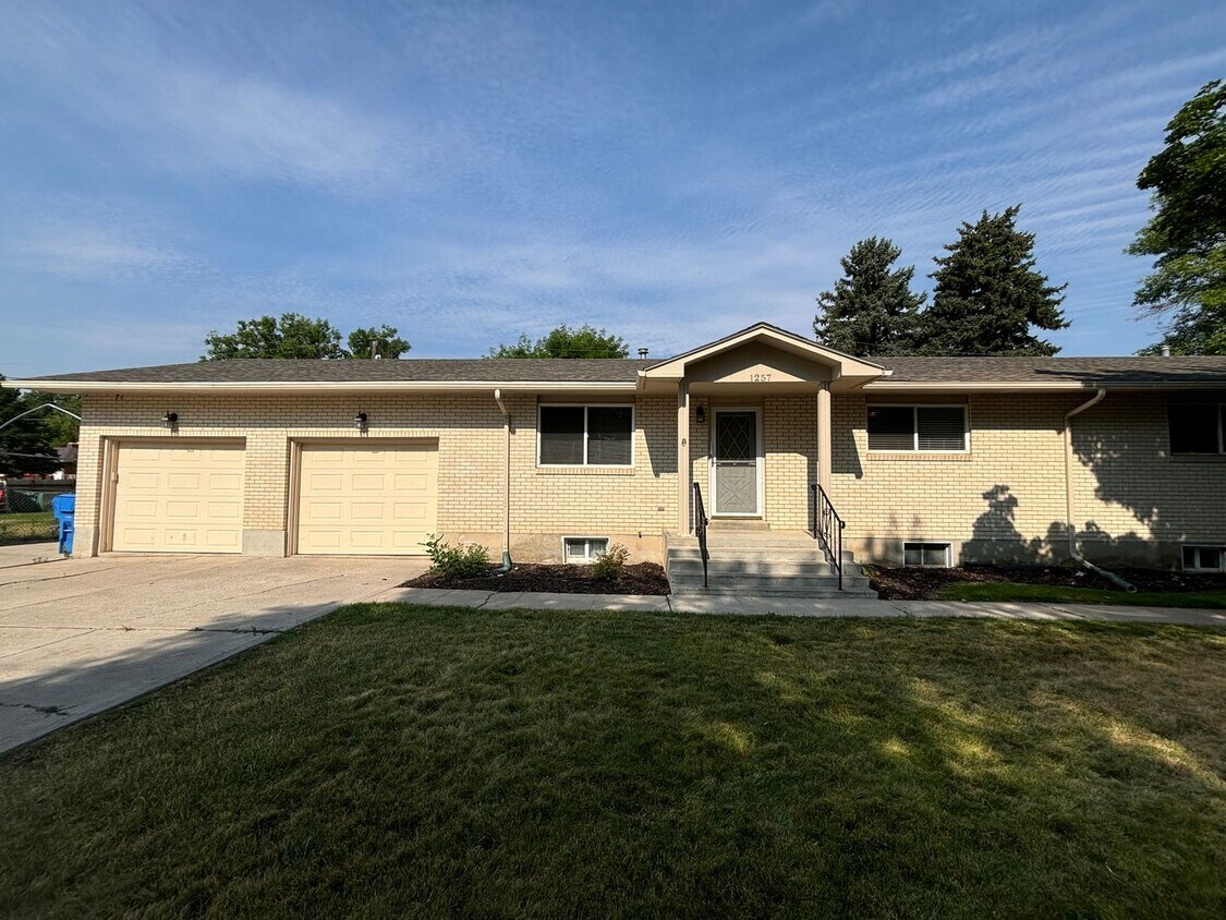 Primary Photo - 1257 - 1267 Palmer Ln