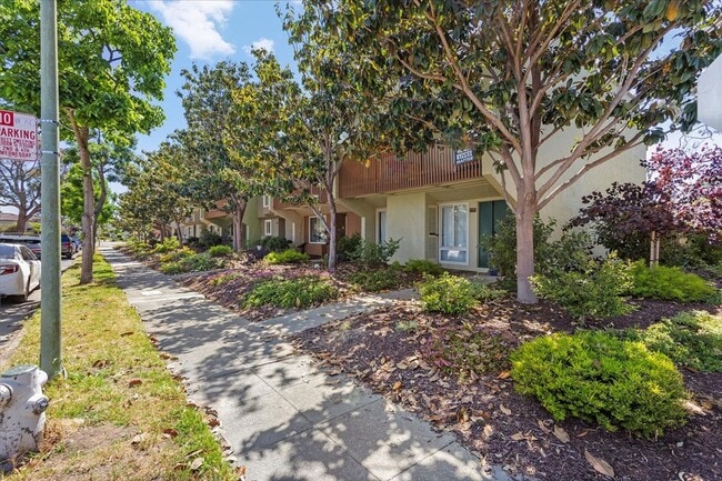 Building Photo - 1105 Fontana Dr