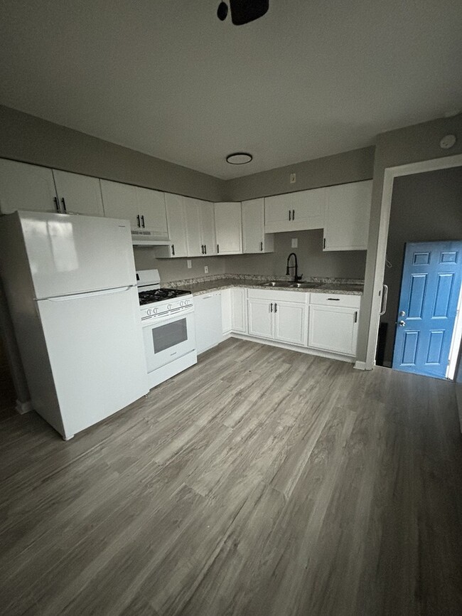 Foto del edificio - NEWLY RENOVATED 3 BEDROOM!
