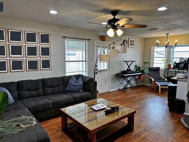 Building Photo - 2119 Selma Dr