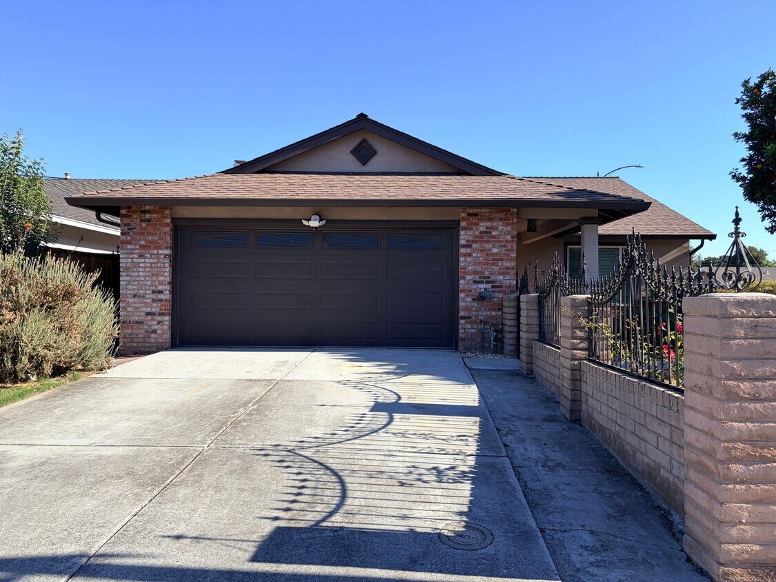 Foto principal - Remodeled 3 Bedroom 2 Bath House in San Jose.