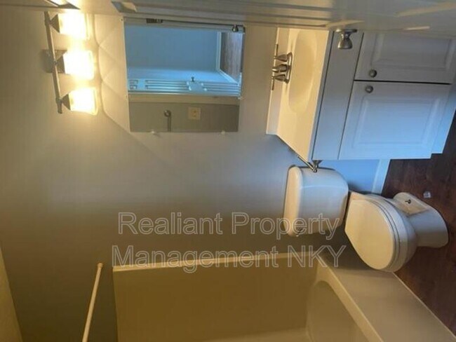 Building Photo - 910 Amhurst Dr