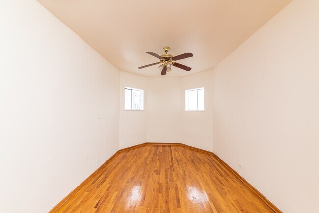 Foto del edificio - 3135 W Augusta Blvd