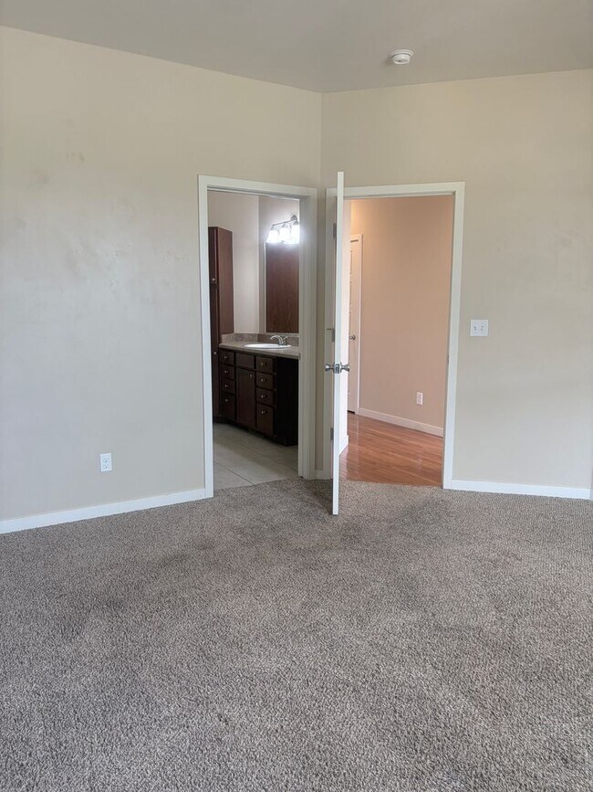 Building Photo - Three Springs Townhome