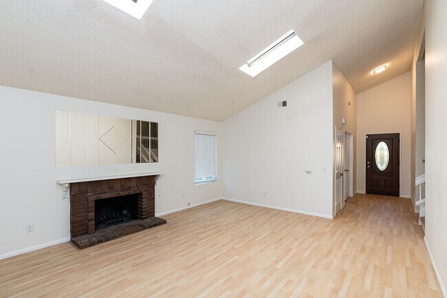 Foto del edificio - !!! TRANQUIL SCRIPPS RANCH  4BEDROOM HOME,...