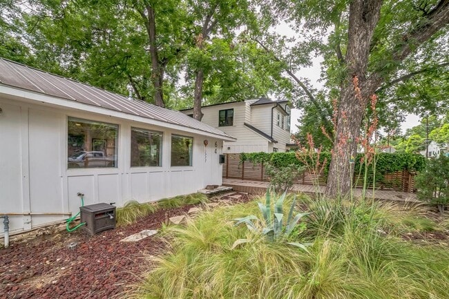 Building Photo - 64 Comal St