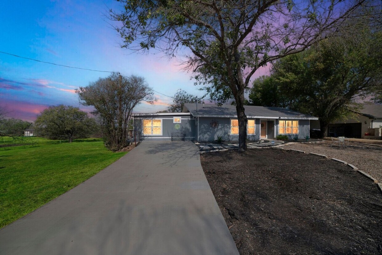 Foto principal - Lake Front 4 Bedroom 3 bath Single Family ...