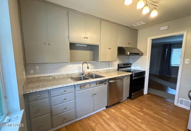 Foto del edificio - 320 W Plumb Ln