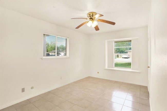 Foto del edificio - 2123 N Austin Ave