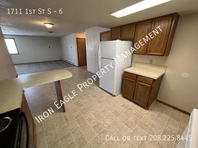 Building Photo - 1711 1st St S