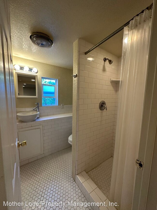 Building Photo - 1 br, 1 bath House - 285 N Washington Street