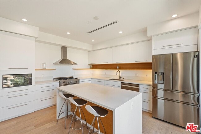Foto del edificio - 820 S Sherbourne Dr
