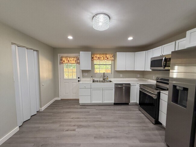 Building Photo - Updated 3 bedroom 2 bath home near Blackwa...