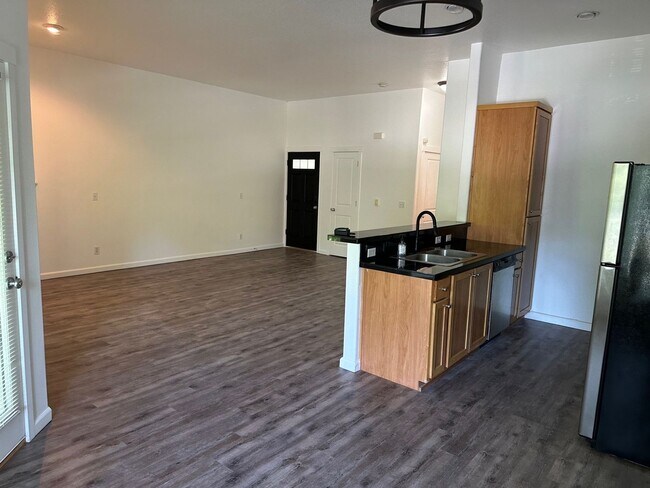 Building Photo - Grand Oaks 2 bedroom Condo