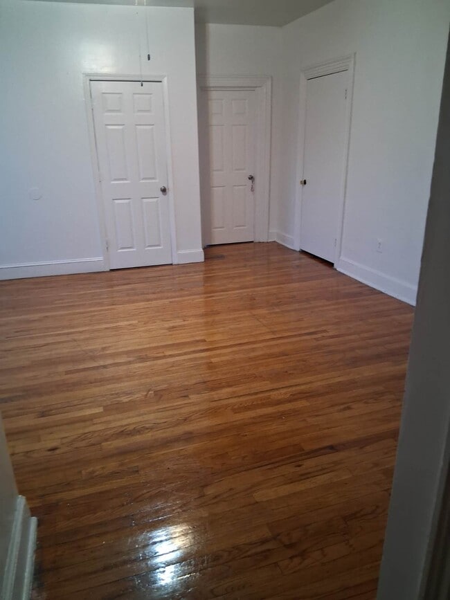 Foto del edificio - 825 Pond St