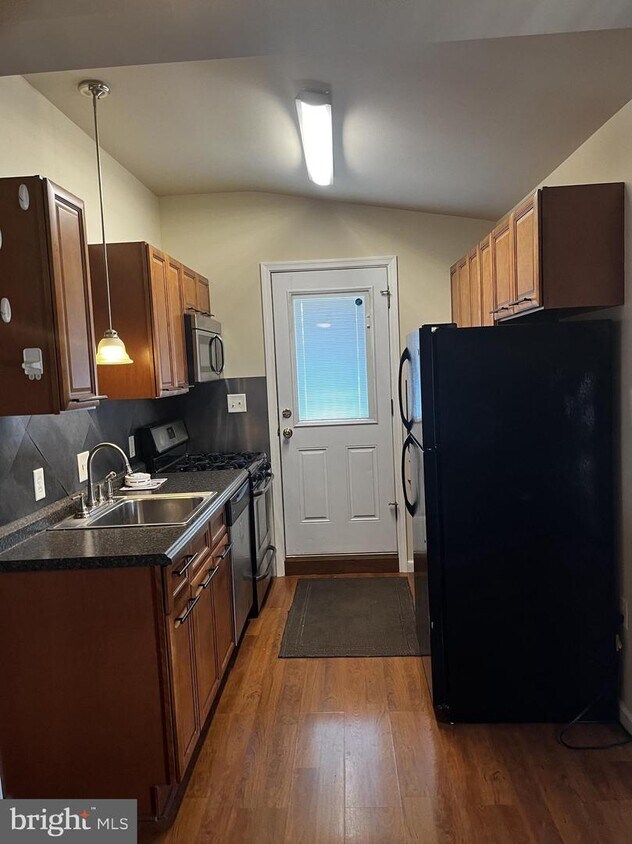 Primary Photo - 1562 Ferndale Ave