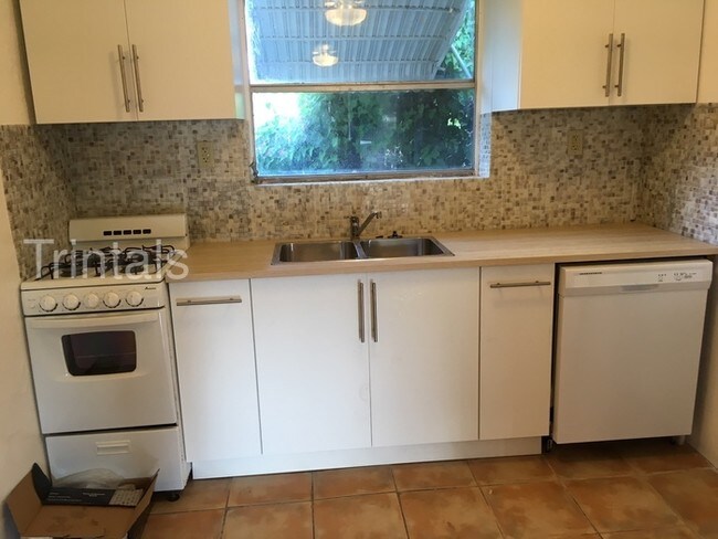 Building Photo - 1 bed 1 bath duplex!