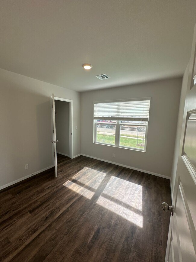 Foto del edificio - Now Pre-Leasing! Your Next 4-Bedroom, 2-Bath Home in Broken Arrow Awaits!