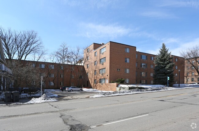 Foto principal - 2001 Bryant Ave S
