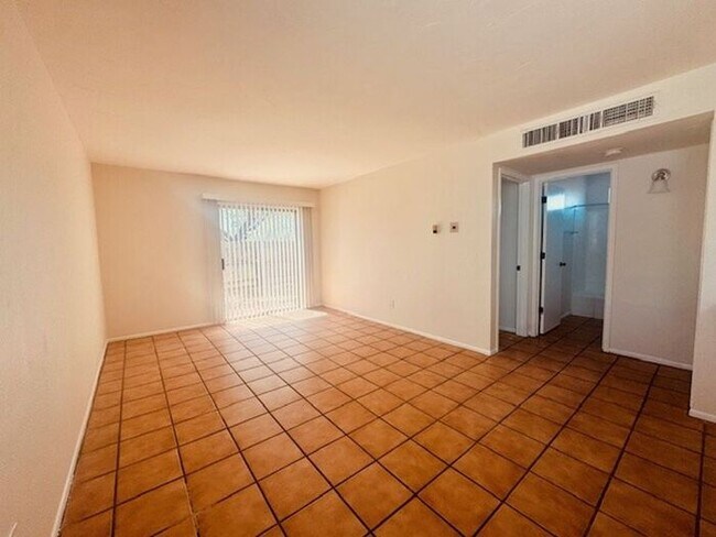 Building Photo - 2 Bedroom Central