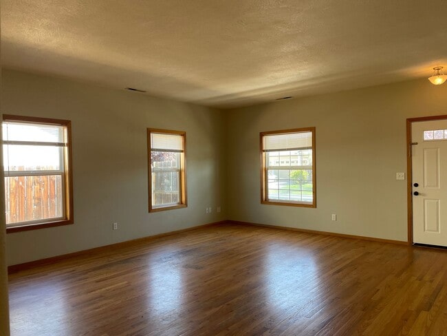 Building Photo - 830 Isherwood Dr