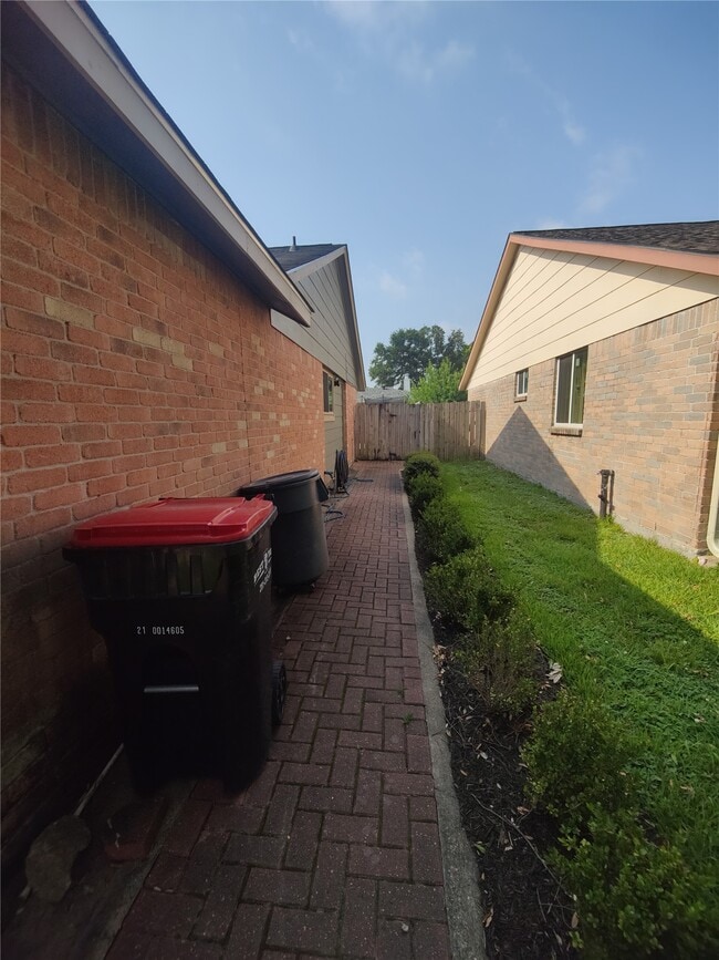 Foto del edificio - 2715 Ashington Dr