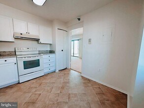 Building Photo - 15100 Interlachen Dr