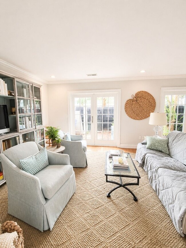 Building Photo - Downtown Town House - Steps to the Battery, Colonial Lake and King Street!