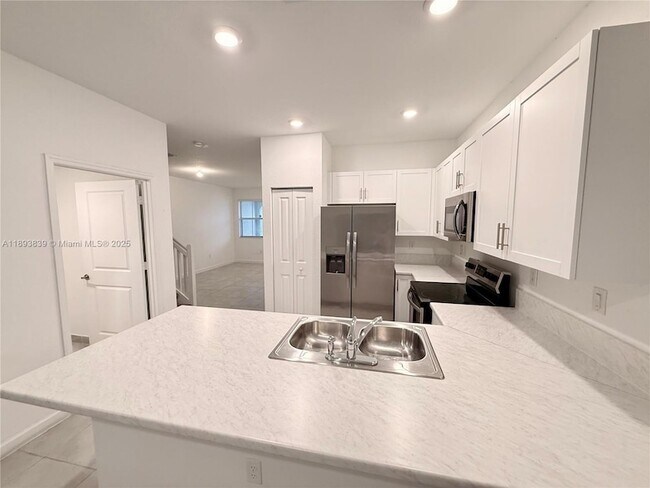 Foto del edificio - 2620 SE 11th Ct