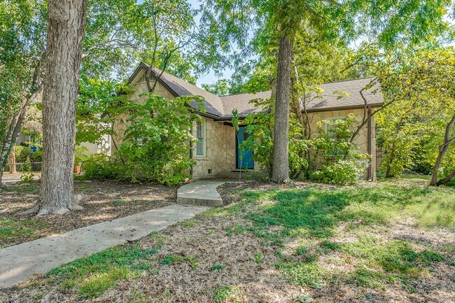 Foto del edificio - CHARMING STONE COTTAGE IN ALAMO HEIGHTS